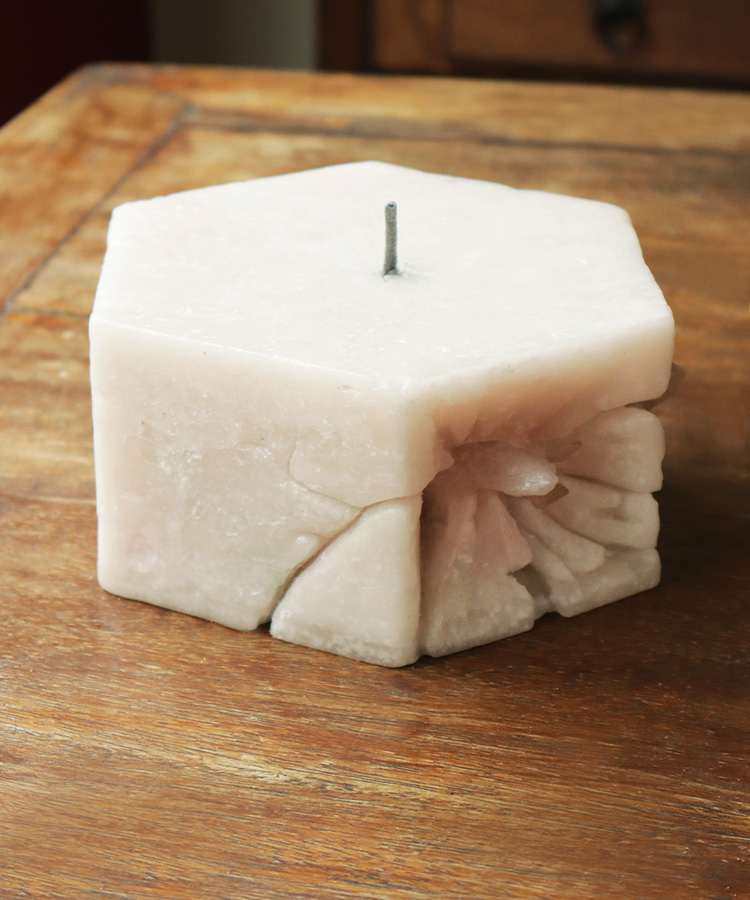 Vela sextavada entalhada revelando cristais