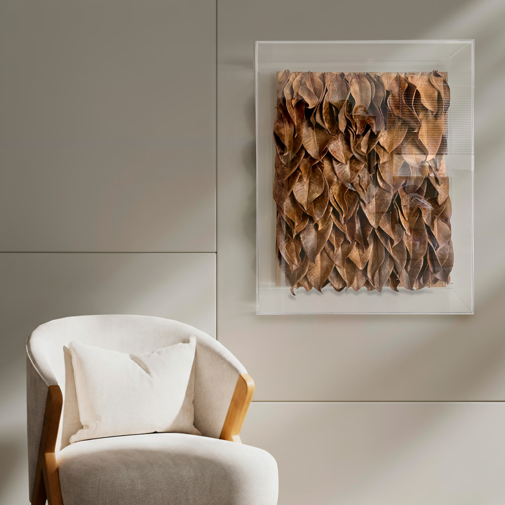 Ambiente iluminado focalizando poltrona única confortável com almofada ao lado de quadro da coleção Devir, com raios solares supostamente vindos de uma janela.